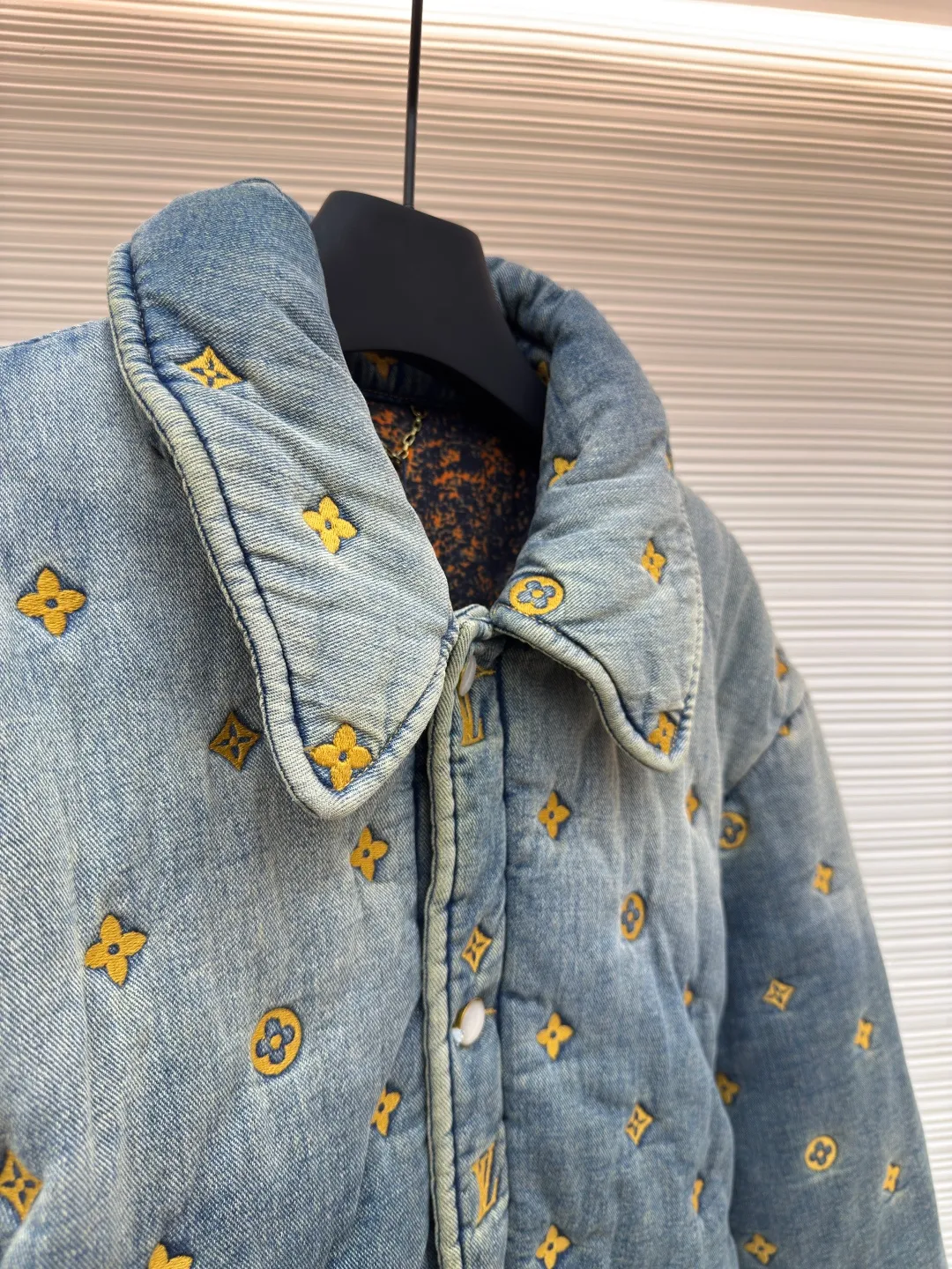 LOUIS VUITTON padded denim jacket-style shirt ●Authentic product: purchased and developed for 35999 ●Item number: 1680499-D10 ●Material: denim fabric ●Technology: washed production ●Version: fitted version ●Weight: about 1795 grams ●Size: 46-48-50-52 ●Description: This padded denim jacket-style shirt comes from the 2024 spring and summer show, decorated with a full-frame Monogram Quilted effect embroidery. The washed effect gives a soft and distressed look, adding a unique touch to winter outings. The overall wiring is straight and delicate, the fabric is comfortable and soft, and the color is consistent without color difference. It can be matched with the same style to create a fashionable look and control various occasions. Customized accessories, complete with three standards, same style for men and women!